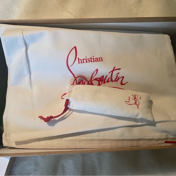 Authentic Louis Vuitton men’s white tennis shoes - Picture 2 of 9